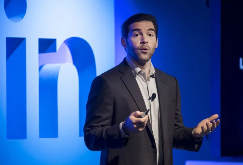 بعد 11 عاما رئيسا تنفيذيا لشركة لينكد إن.. جيف واينر يستقيل من منصبه