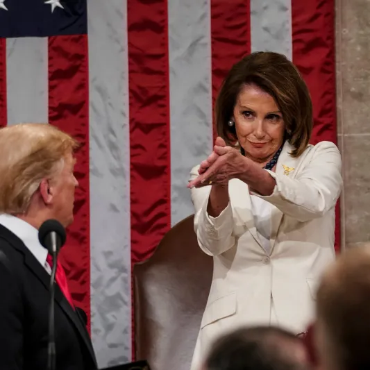 ترامب يتجاهل مصافحة رئيسة مجلس النواب.. ماذا كان الرد؟ «فيديو»