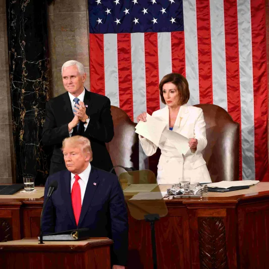 ترامب يتجاهل مصافحة رئيسة مجلس النواب.. ماذا كان الرد؟ «فيديو»