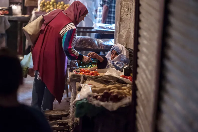 ما شروط النفقة على الزوجة.. والحالات التي تسقط فيها عن الرجل؟