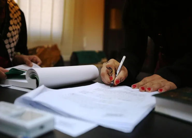 ما شروط النفقة على الزوجة.. والحالات التي تسقط فيها عن الرجل؟