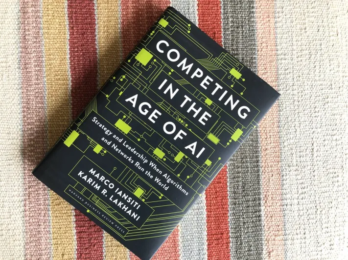 «كتاب اليوم».. كيف تنافس الشركات الصغيرة في عصر الذكاء الاصطناعي؟