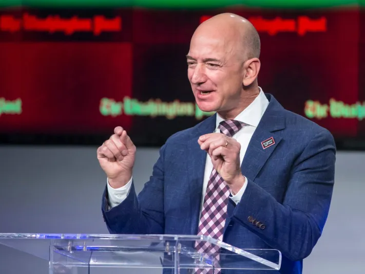 جيف بيزوس يسخر من مسئول بالبيت الأبيض بسبب أزمة البضائع المقلدة