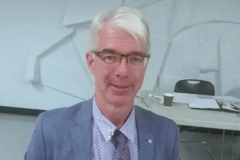 صدق أو لا تصدق .. رجل أعمال يحرق مليون دولار ليكيد طليقته