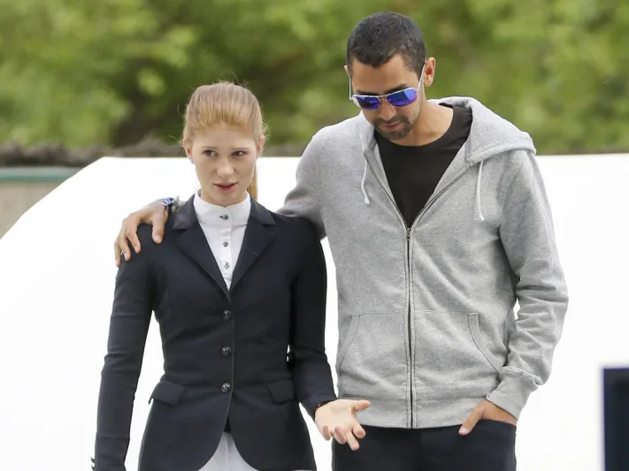 خطفت الأنظار بجمالها .. الصور الأولي لابنة بيل جيتس وخطيبها العربي