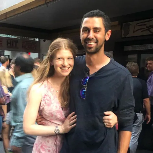 خطفت الأنظار بجمالها .. الصور الأولي لابنة بيل جيتس وخطيبها العربي