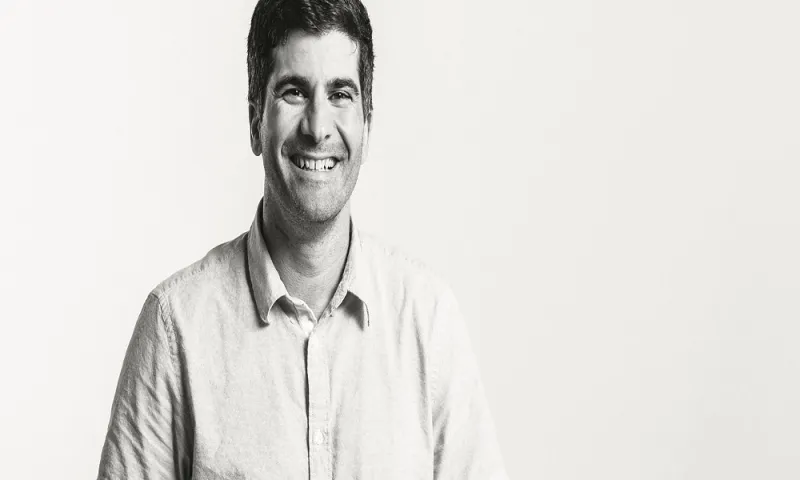 عمر الحموي.. قصة نجاح رجل  الأعمال الذي خدم 90 % من سكان العالم