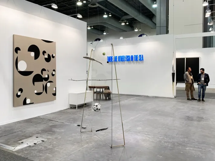 ناقدة لم يعجبها عمل فني بقيمة 20 ألف دولار فتسببت في تحطيمه «فيديو»