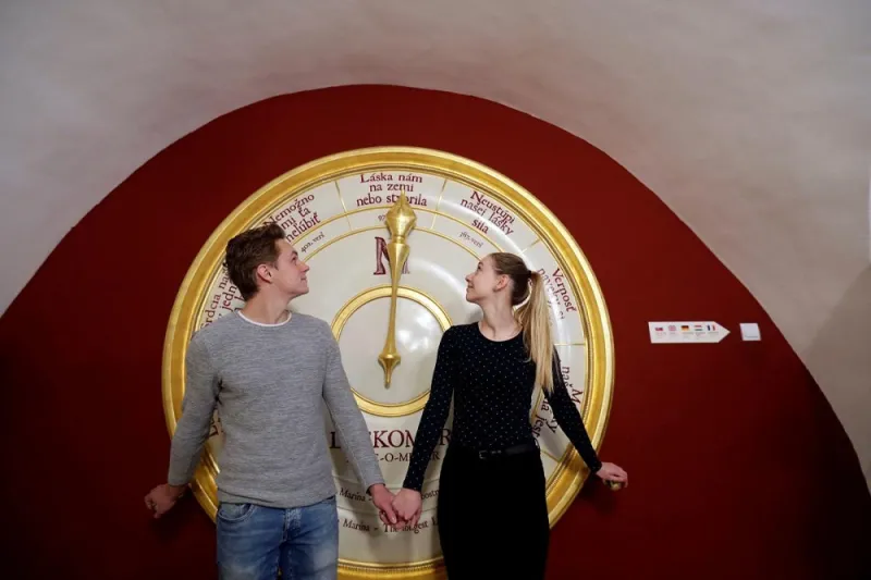 تذاكر سينما ورسائل رومانسية من زمن الحروب تجدها بـ«بنك الحب» في سلوفاكيا «فيديو»