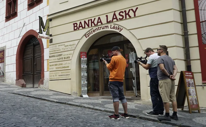 تذاكر سينما ورسائل رومانسية من زمن الحروب تجدها بـ«بنك الحب» في سلوفاكيا «فيديو»