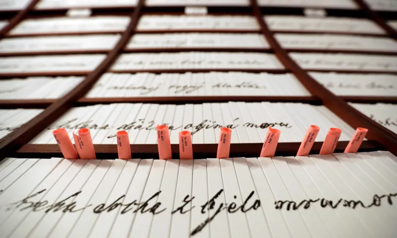 تذاكر سينما ورسائل رومانسية من زمن الحروب تجدها بـ«بنك الحب» في سلوفاكيا «فيديو»