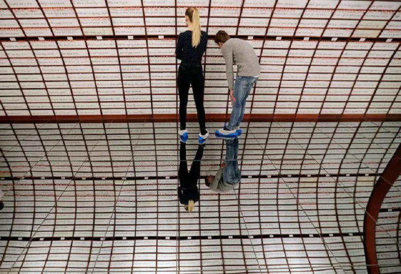 تذاكر سينما ورسائل رومانسية من زمن الحروب تجدها بـ«بنك الحب» في سلوفاكيا «فيديو»