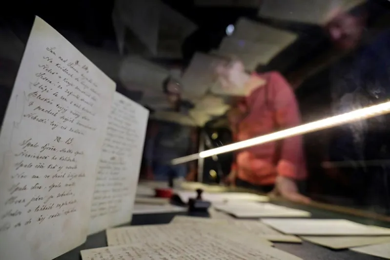 تذاكر سينما ورسائل رومانسية من زمن الحروب تجدها بـ«بنك الحب» في سلوفاكيا «فيديو»