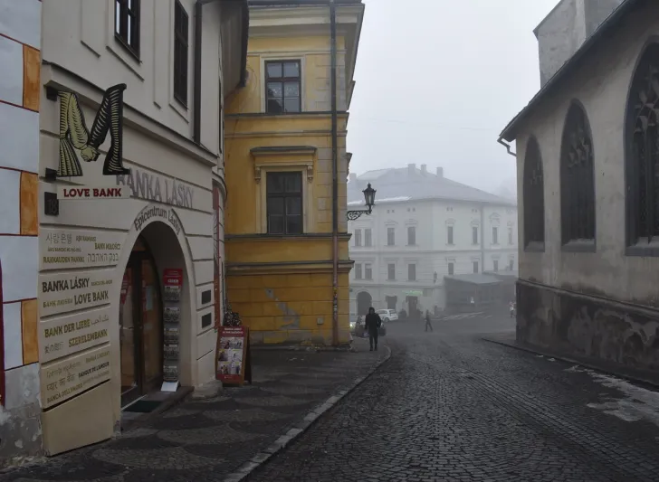 تذاكر سينما ورسائل رومانسية من زمن الحروب تجدها بـ«بنك الحب» في سلوفاكيا «فيديو»