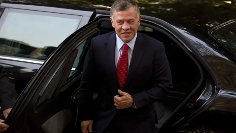 شاهد| ملك الأردن وولي عهده يغوصان في خليج العقبة