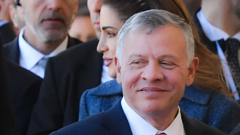 شاهد| ملك الأردن وولي عهده يغوصان في خليج العقبة