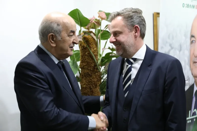 رئيس الجزائر عبد المجيد تبّون.. يمد يده للحوار ويضرب بها الفاسدين.. وحكومته من الشباب