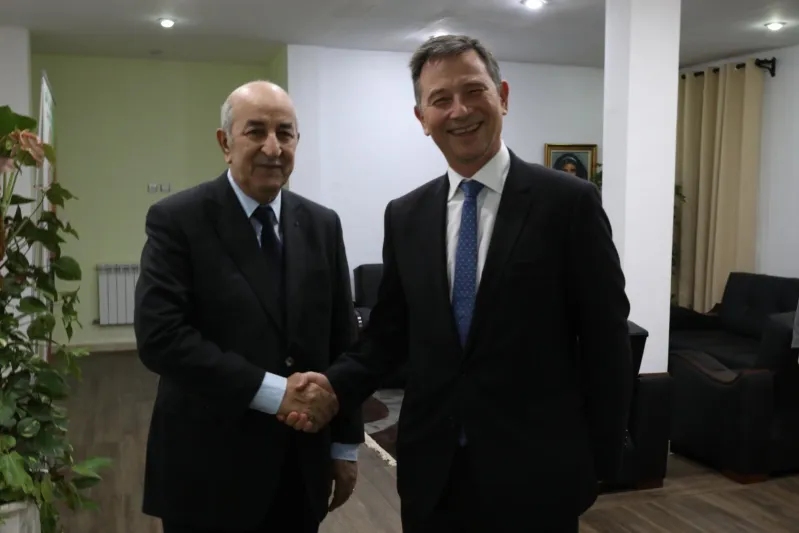 رئيس الجزائر عبد المجيد تبّون.. يمد يده للحوار ويضرب بها الفاسدين.. وحكومته من الشباب