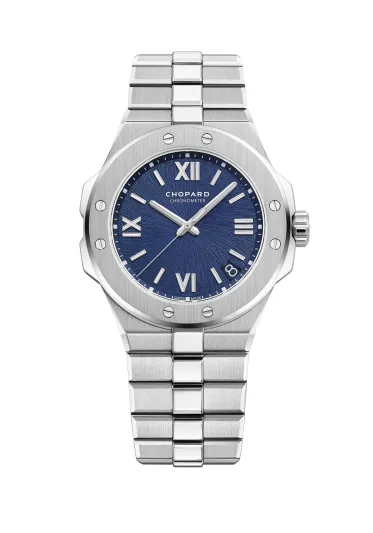 زيّن إطلالتك بالأزرق الكلاسيكي.. لون 2020 