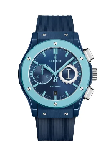 زيّن إطلالتك بالأزرق الكلاسيكي.. لون 2020 