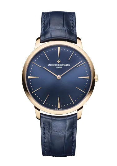 زيّن إطلالتك بالأزرق الكلاسيكي.. لون 2020 