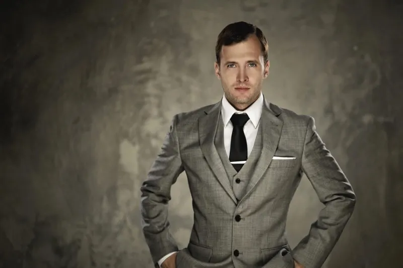 مشبك ربطة العنق.. إليكم تاريخه وقواعد استخدامه 