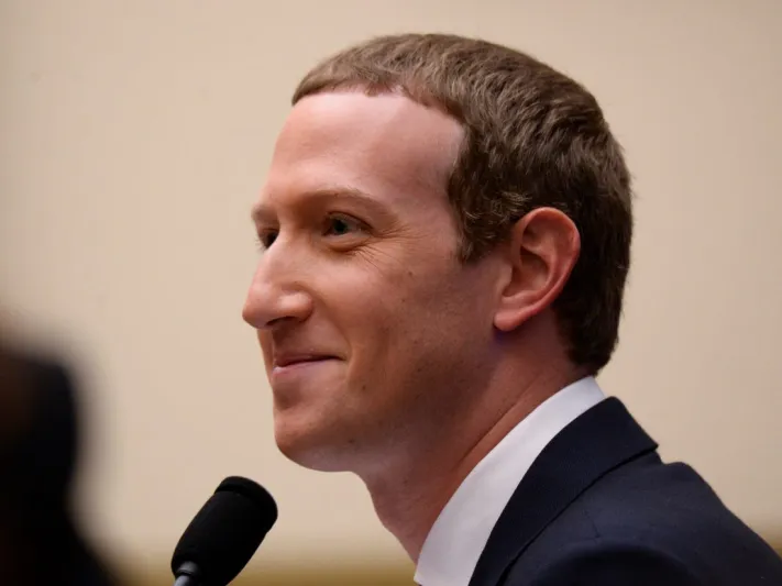 ملياردير يدعو لإقالة « مارك زوكربيرج» من منصبه ورد ناري من الفيسبوك