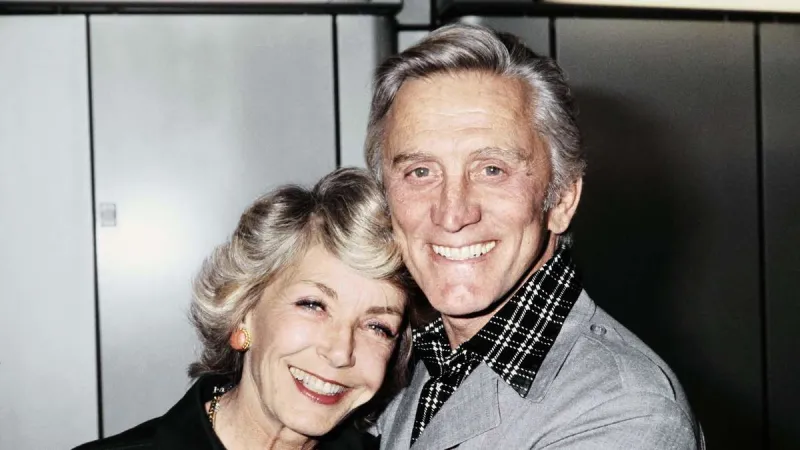 صدمت أبناءه.. تفاصيل وصيه الراحل «كيرك دوغلاس» (فيديو)