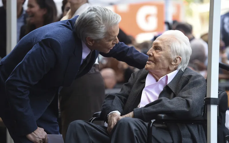 صدمت أبناءه.. تفاصيل وصيه الراحل «كيرك دوغلاس» (فيديو)