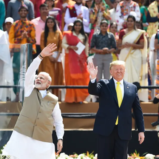 ما سر استبدال ترامب لألوان ملابسه فور وصوله الهند؟