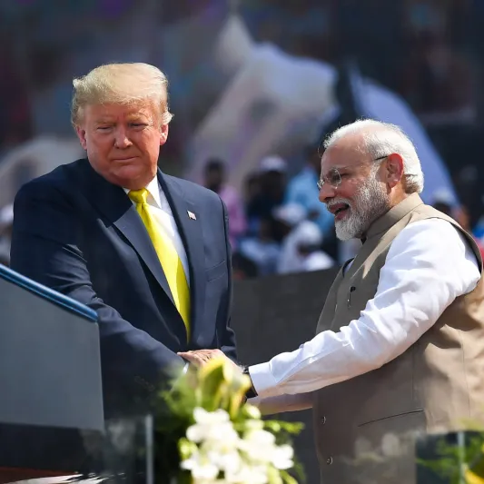 ما سر استبدال ترامب لألوان ملابسه فور وصوله الهند؟