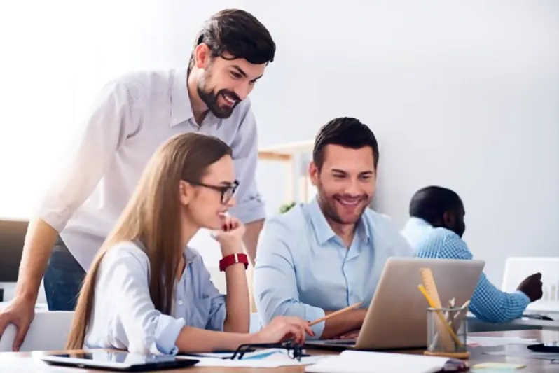 تتعامل مع زملاء العمل على أنهم عائلتك؟ انتبه هذا يضرّك جداً