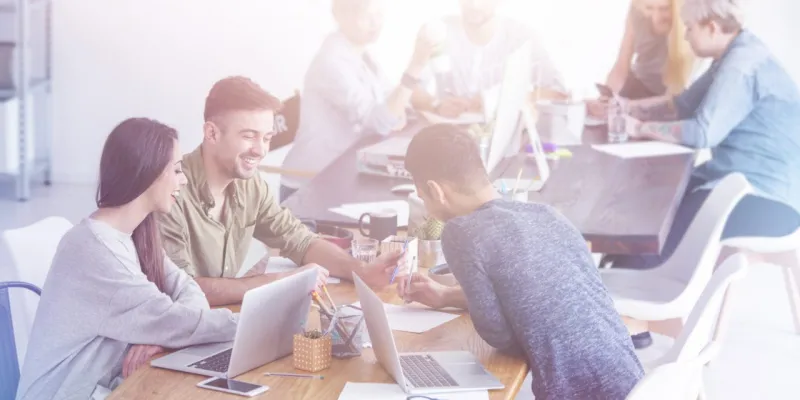 تتعامل مع زملاء العمل على أنهم عائلتك؟ انتبه هذا يضرّك جداً