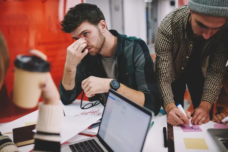 تتعامل مع زملاء العمل على أنهم عائلتك؟ انتبه هذا يضرّك جداً