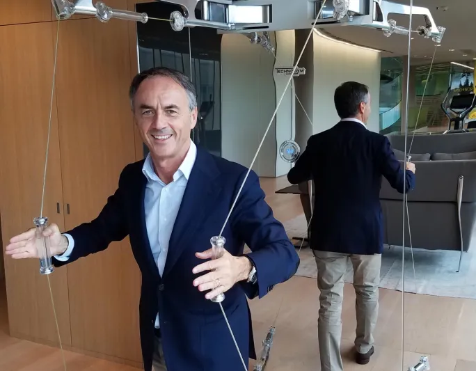 الملياردير «أليساندري».. انطلق من عروض الأزياء وتوهج في الصالات الرياضية