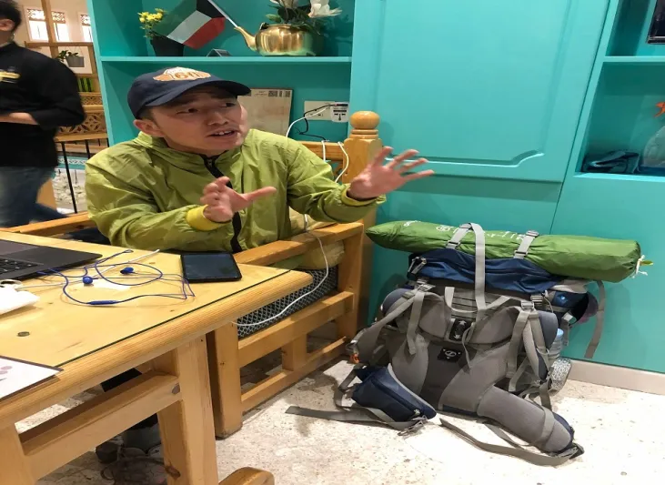 مشيًا على الأقدام.. رحالة صيني يصل إلى السعودية (فيديو)