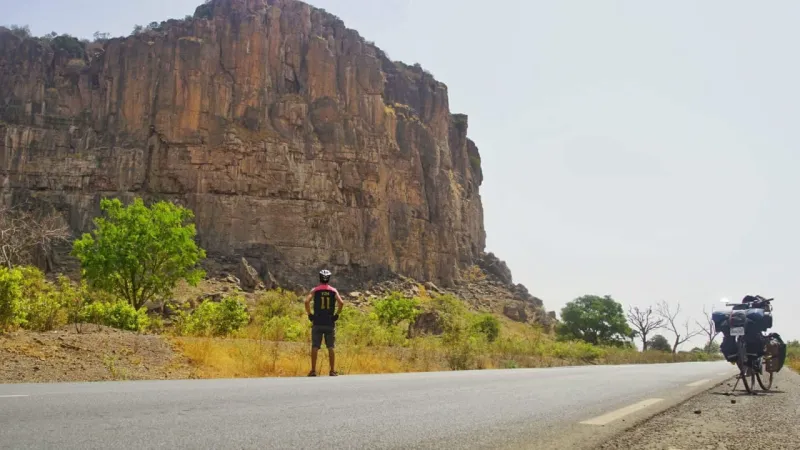 مشيًا على الأقدام.. رحالة صيني يصل إلى السعودية (فيديو)
