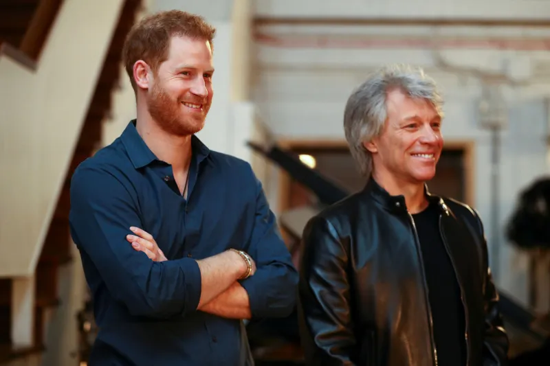 الأمير هاري يقتحم عالم الغناء..كيف كانت تجربته الأولى؟ (فيديو)