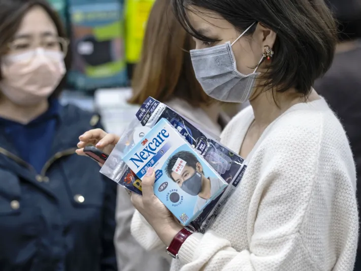 الصحة العالمية تفجر مفاجأة صادمة تتعلق بفعالية الكمامات ضد كورونا