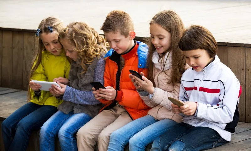 فيديو|طباخ السم لا يذوقه.. رواد التكنولوجيا يقيدون استعمال أطفالهم للإلكترونيات