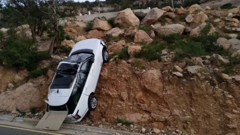 فيديو| لحظة سقوط سيارة من مرتفع جبلي في السعودية