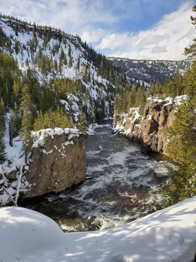مناظر خلابة..مارك زوكربيرج في رحلة ساحرة بمنتزه يلوستون الوطني «فيديو»