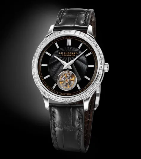 ساعات تتألق بتناقض الأبيض والأسود