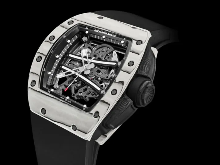 ساعات تتألق بتناقض الأبيض والأسود