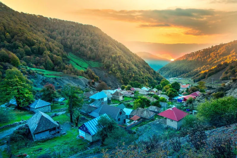 دليلك السياحي الكامل في أذربيجان.. كيف تستمتع في أرض النار؟