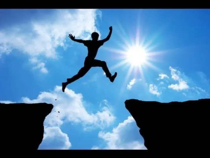 «كتاب اليوم».. قصص مُلهمة لناجحين وصلوا إلى القمة رغم التحديات والعراقيل 