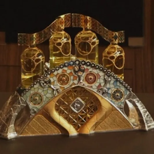 أغلى زجاجة عطر بالعالم بـ 1.7 مليون دولار (فيديو) 