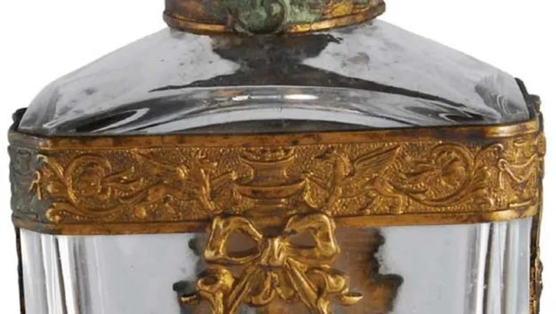 أغلى زجاجة عطر بالعالم بـ 1.7 مليون دولار (فيديو) 