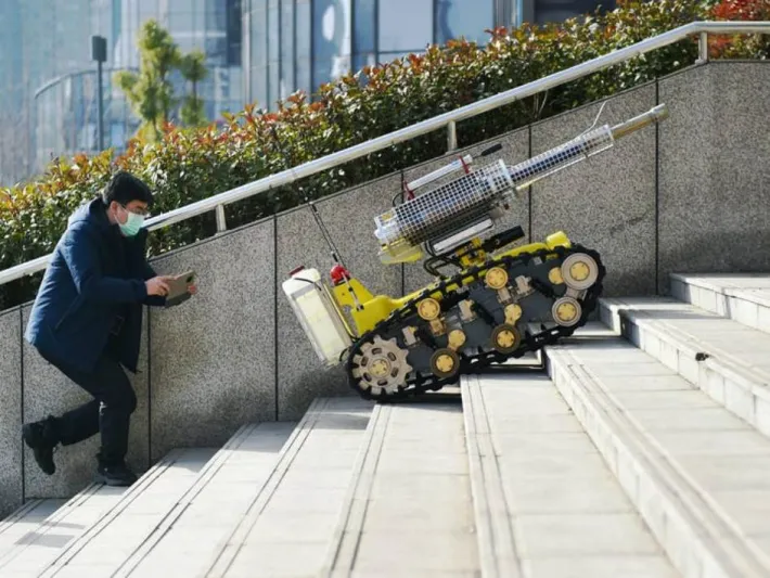 روبوتات الصين تحارب كورونا (فيديو)