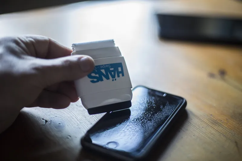 إرشادات «أبل» لتنظيف الهواتف للوقاية من كورونا (فيديو)